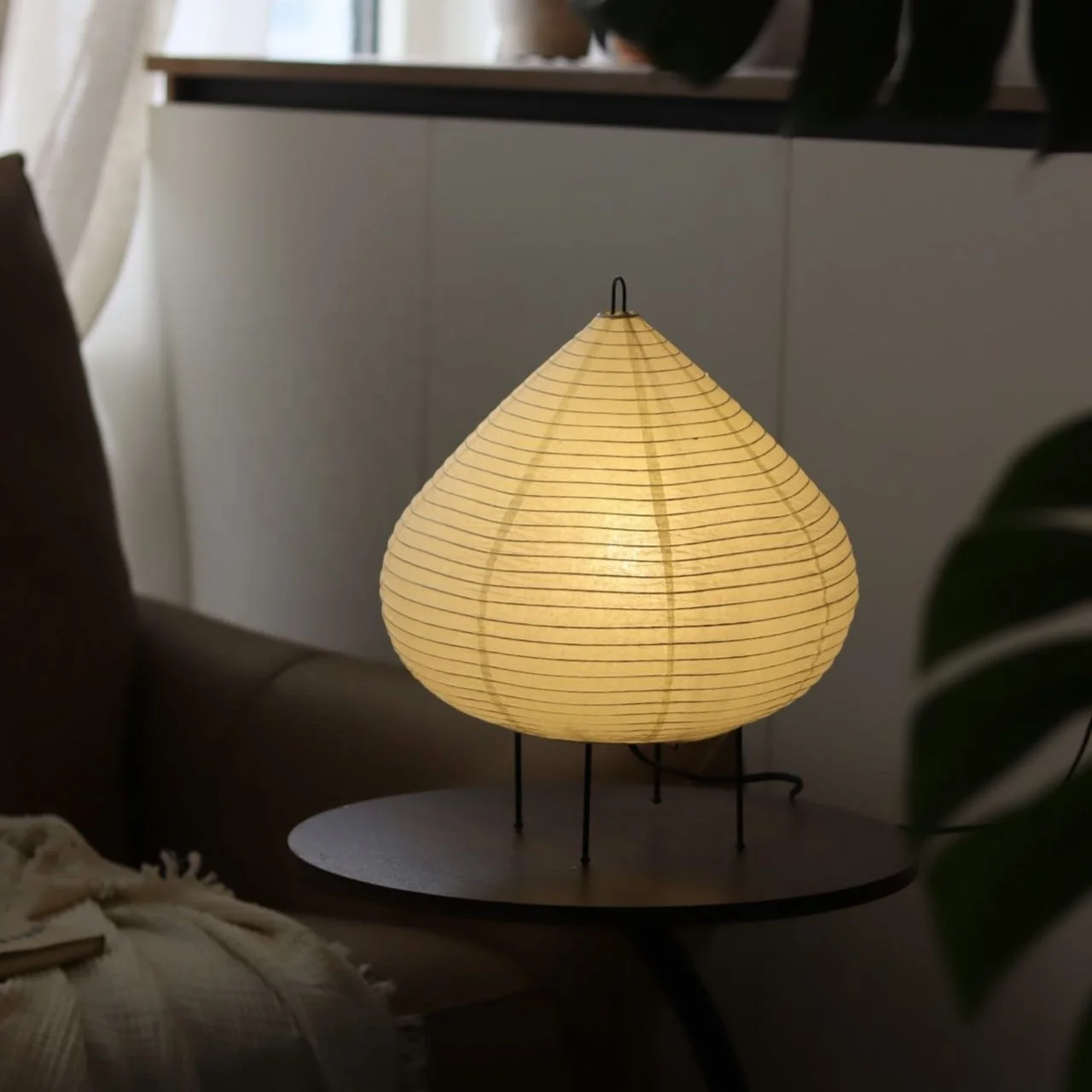 Hf6aa85a4f2ba478baa9e3fa0f5e5cdd66.webp New Arrive Living Room Decorative Handmade Paper Table Lamp White Lantern Light for Hotel Bedroom Bedside Peach Table Lamp - Image 1